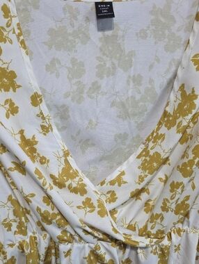 SHEIN CREAM FLORAL TOP